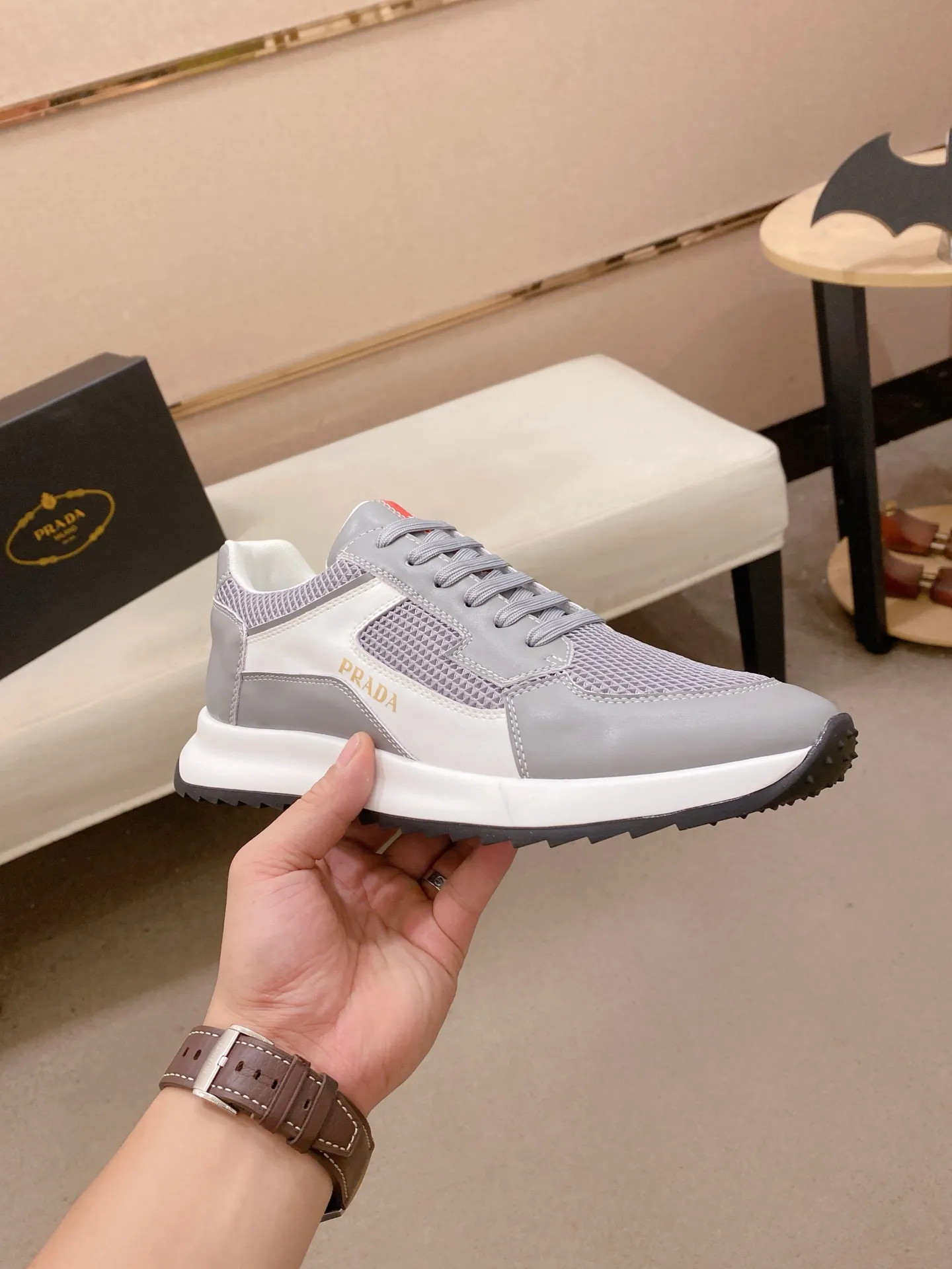 Factory price 462💰 The new PRADA (Prada) counters are launched simultaneously, new men's shoes, 😘fabrics are selected from cowhide. Lining: Mesh lining. 👍🏿 High-end ☄️ air-cushion molded anti-slip rubber outsole, exquisite lines, simple and elegant, comfortable and high-end for leisure travel. Number of yards: 38 to 44. Can be ordered for 45 non-refundable